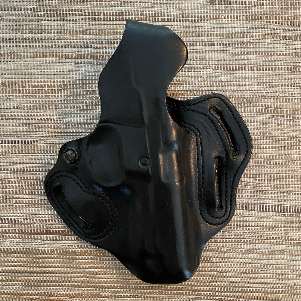 DeSantis black leather pancake holster. Fits smith & Wesson 5949